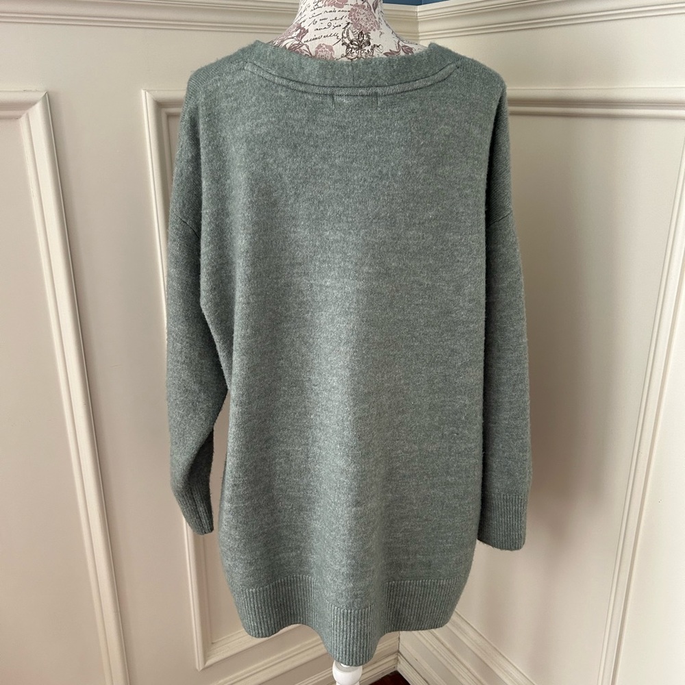 Women's V-Neck Sweater in Gray - Picture 3 of 9